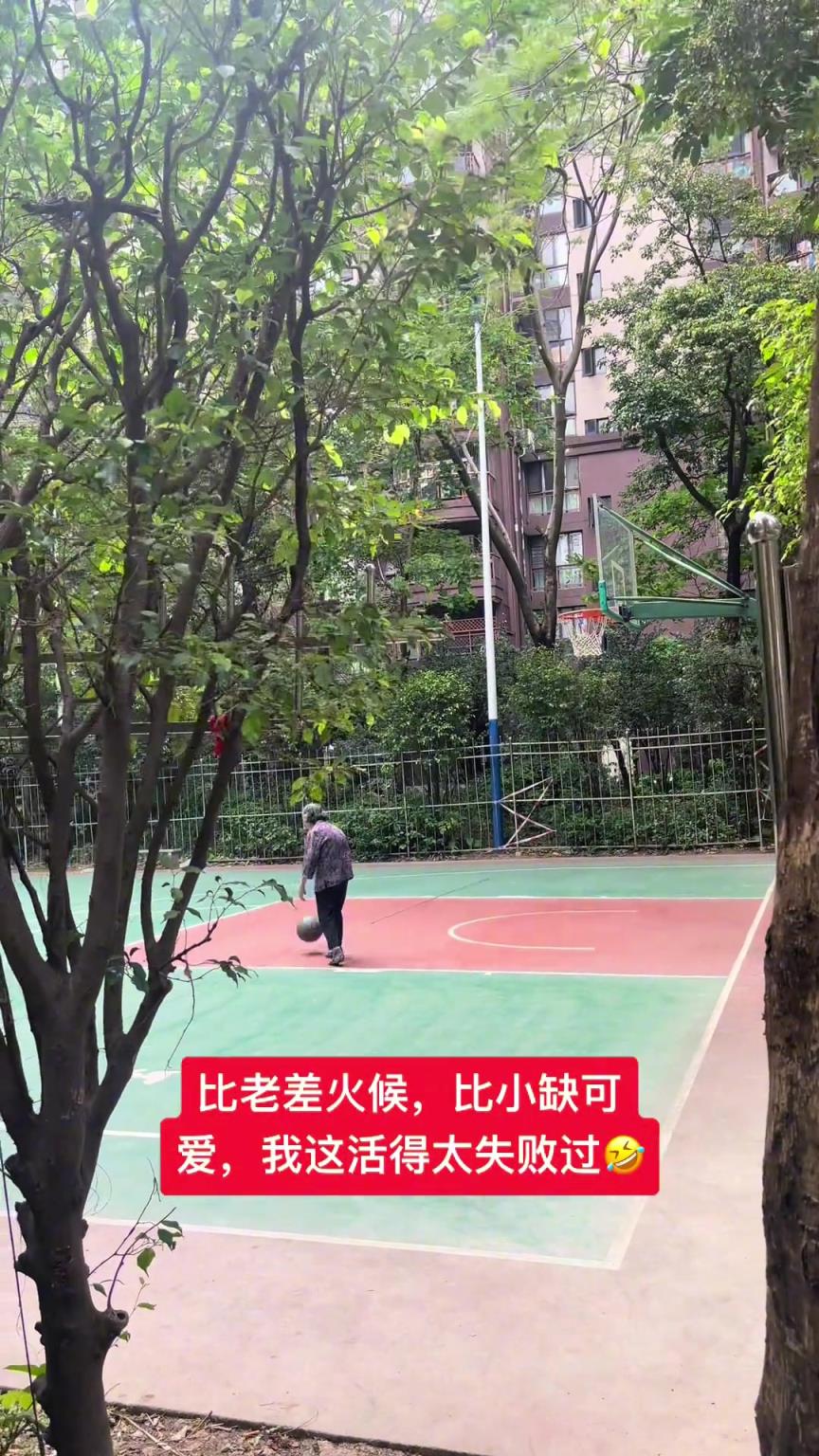 這阿婆單手一投一個準(zhǔn)，姜還是老的辣