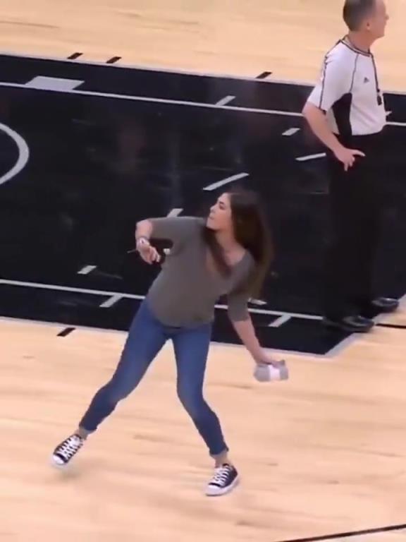 不愧是美國女籃主力，普拉姆的力量太嚇人了