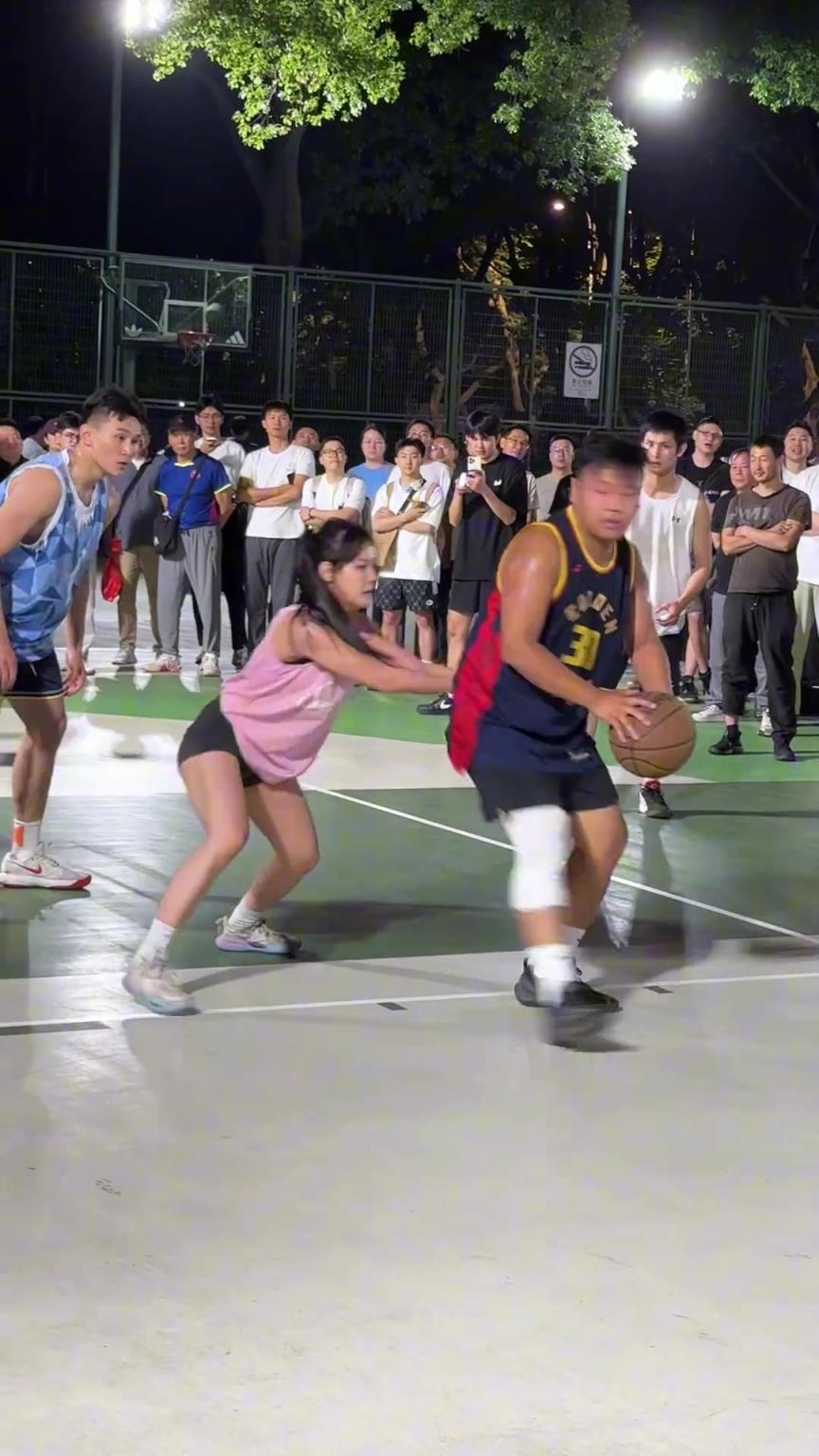 這哥們看見防自己的是女生，一個(gè)勁背打，球也不傳了